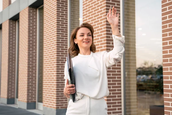 Zelfverzekerde Lachende Zakenvrouw Stijlvolle Kleding Stopt Een Auto Wachtend Een — Stockfoto