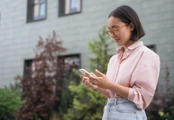 Vacker Asiatisk Kvinna Bär Glasögon Som Håller Smartphone Sms Stående — Stockfoto