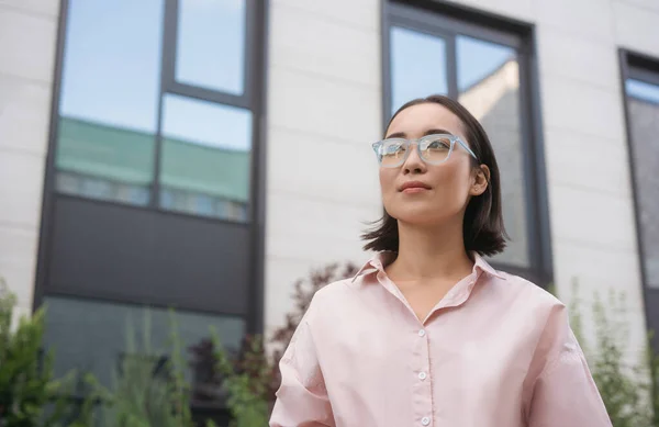 Retrato Mujer Asiática Pensativa Con Anteojos Mirando Hacia Otro Lado — Foto de Stock