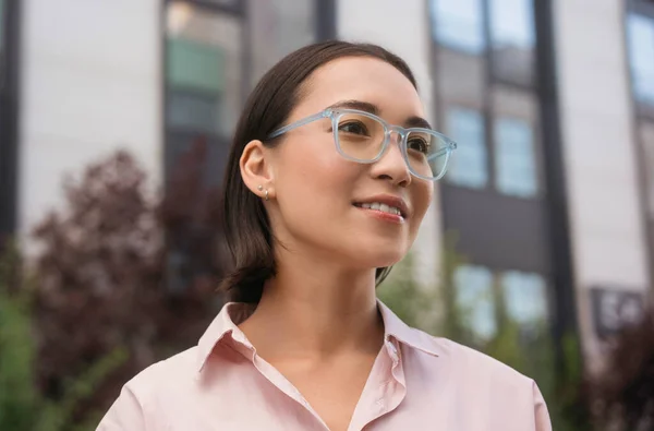 Retrato Mujer Negocios Asiática Sonriente Confiada Con Gafas Con Estilo — Foto de Stock