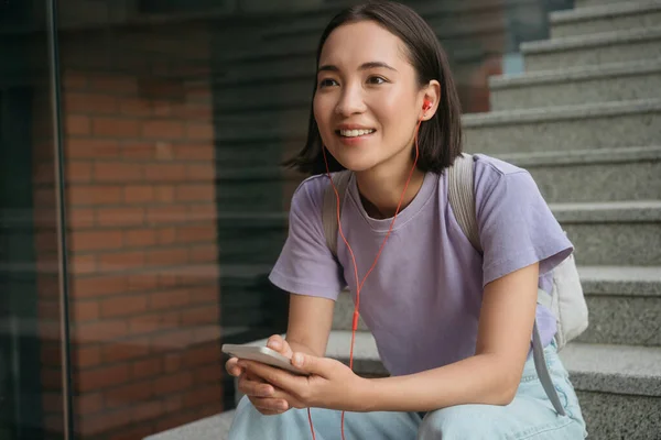 Lachende Aziatische Vrouw Met Mobiele Telefoon Die Muziek Luistert Met — Stockfoto