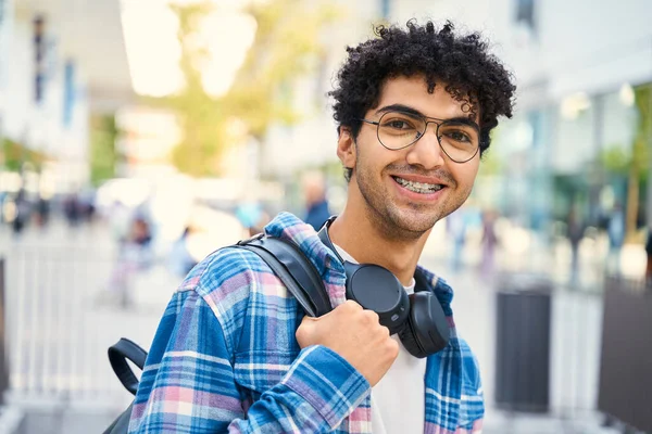 Egyptische Student Met Een Koptelefoon Die Glimlacht Naar Camera Terwijl — Stockfoto