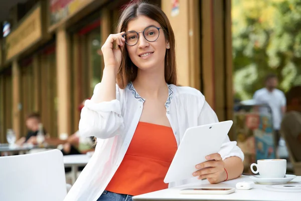 Smiling Caucasian Woman Wearing Eyeglasses Using Digital Tablet Looking Camera — Stock Photo, Image