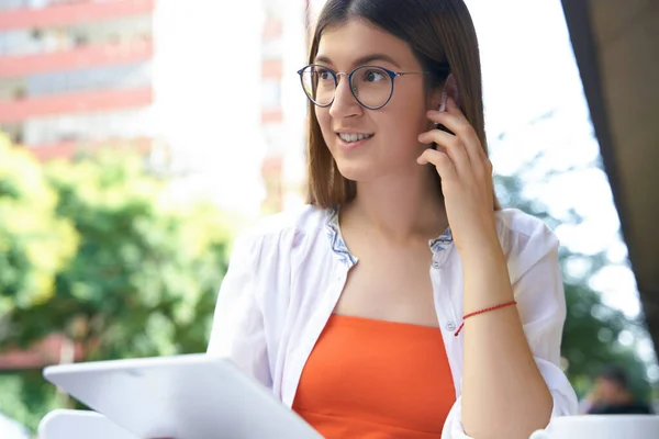 Mujer Caucásica Sonriente Auriculares Sosteniendo Tableta Digital Mirando Hacia Otro — Foto de Stock