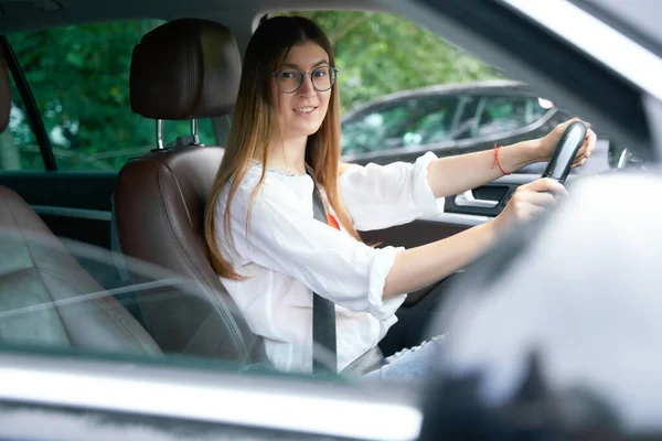 Piękna Biała Kobieta Prowadzi Nowy Samochód Patrząc Kamerę Koncepcja Transportu — Zdjęcie stockowe