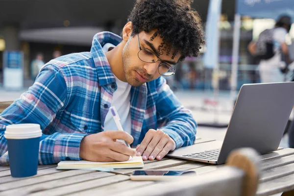 Young Freelancer Man Making Notes Working Laptop Computer Outdoors Nature — Stock Photo, Image