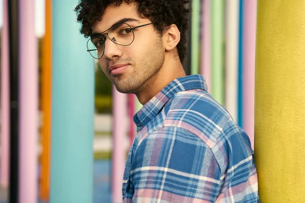Retrato Homem Bonito Elegante Oriente Médio Usando Óculos Olhando Para — Fotografia de Stock