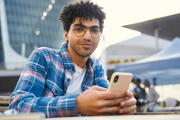 Kudrnatý Muž Blízkého Východu Nosí Brýle Používá Smartphonové Textové Zprávy — Stock fotografie
