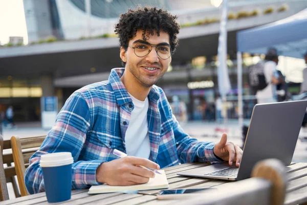 Lächelnd Gutaussehender Student Aus Dem Nahen Osten Der Mit Laptop — Stockfoto