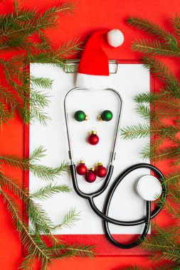 Steteskop suratlı ve panoda topları olan tıbbi Noel konsepti