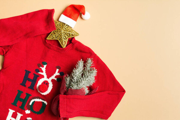 Смешной рождественский свитер с оленем и звездой вместо головы с рождественской ёлкой