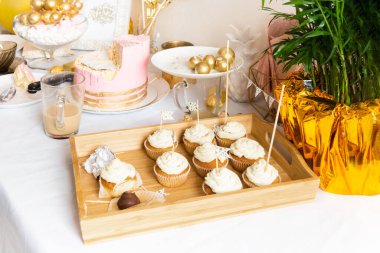 Doğum gününden sonra kahve, kek ve keklerle dolu bir masa.