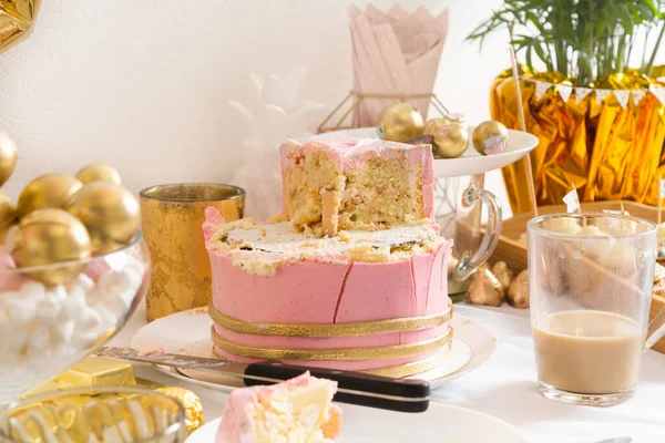 Tafel met restjes na verjaardag met koffie, cake, cupcakes Rechtenvrije Stockfoto's