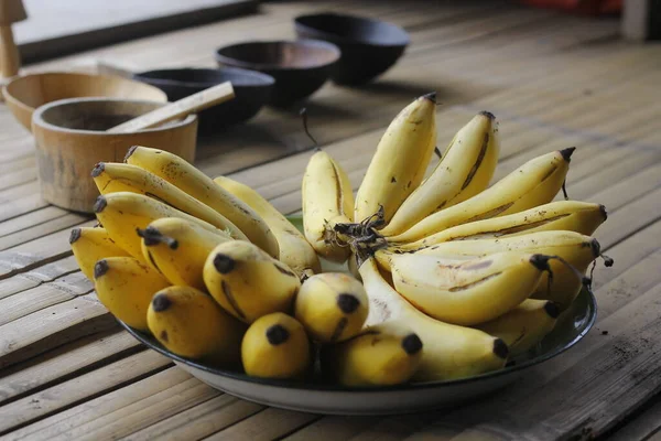 Uma Banana Com Uma Tigela Madeira Com Uma Colher Faca — Fotografia de Stock