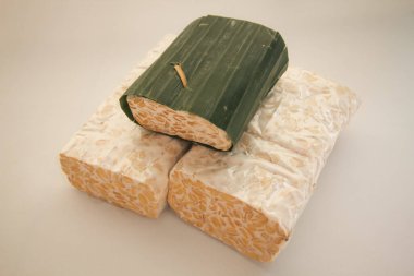 Tempeh ya da Tempe mayalanmış soya fasulyesinden yapılan geleneksel Endonezya yemeğidir. Genellikle muz yapraklarına sarınırlar..