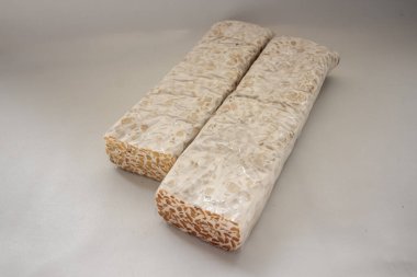 Tempeh ya da Tempe mayalanmış soya fasulyesinden yapılan geleneksel Endonezya yemeğidir. Genellikle muz yapraklarına sarınırlar..