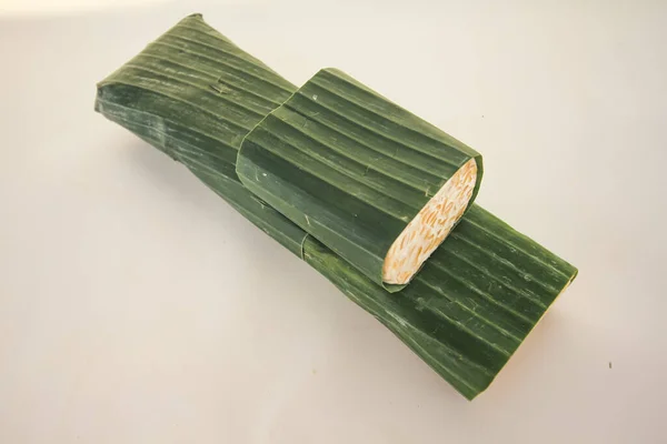 Tempeh或Tempe是印度尼西亚的传统食品 由发酵大豆制成 它们通常用香蕉叶包裹着 — 图库照片