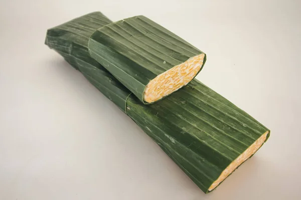 Tempeh或Tempe是印度尼西亚的传统食品 由发酵大豆制成 它们通常用香蕉叶包裹着 — 图库照片