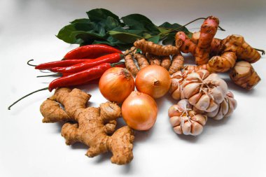 Beyaz arka planda izole edilmiş farklı sebzelerin toplanması. Çeşitli malzemeler..