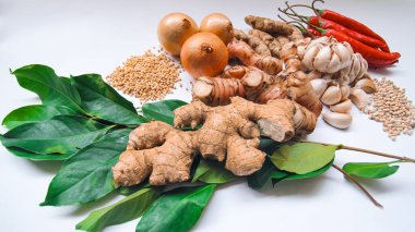 Beyaz arka planda izole edilmiş farklı sebzelerin toplanması. Çeşitli malzemeler..