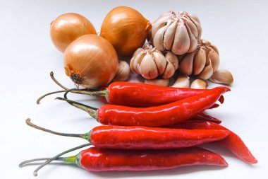 Beyaz arka planda izole edilmiş farklı sebzelerin toplanması. Çeşitli malzemeler..