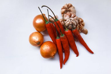 Beyaz arka planda izole edilmiş farklı sebzelerin toplanması. Çeşitli malzemeler..