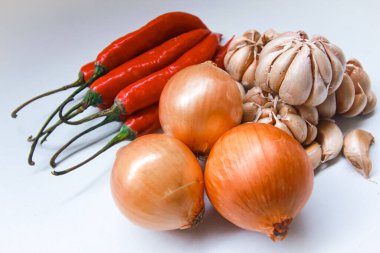 Beyaz arka planda izole edilmiş farklı sebzelerin toplanması. Çeşitli malzemeler..