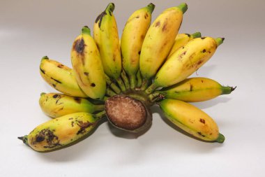 Açık arkaplanda taze sarı muzlar