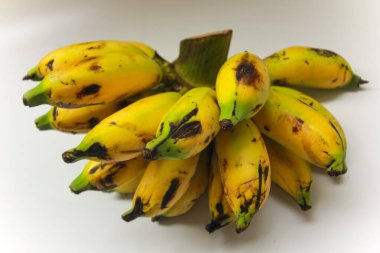 Beyaz arka plan üzerinde taze olgun muz