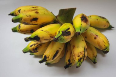 Beyaz arka plan üzerinde taze olgun muz