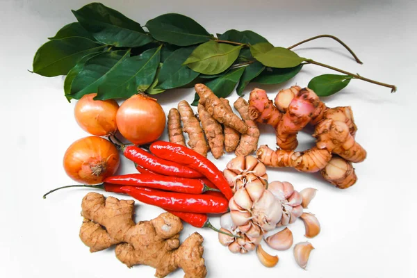 Beyaz Arka Planda Izole Edilmiş Farklı Sebzelerin Toplanması Çeşitli Malzemeler — Stok fotoğraf