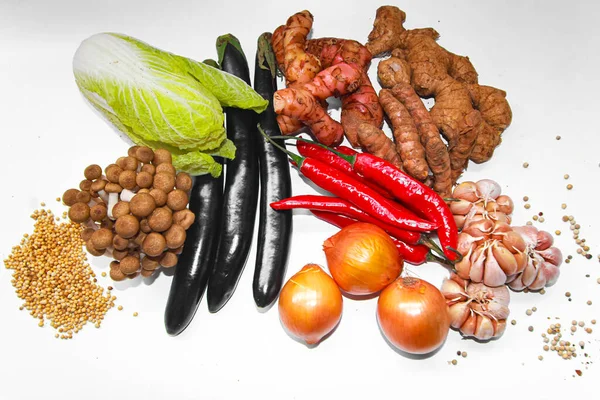 Beyaz Arka Planda Izole Edilmiş Farklı Sebzelerin Toplanması Çeşitli Malzemeler — Stok fotoğraf