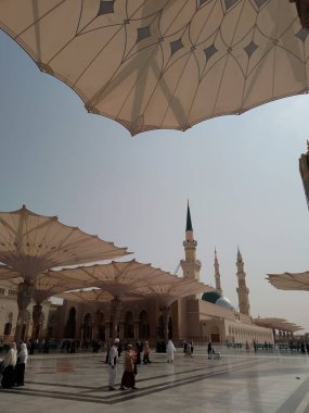 Medine, Suudi Arabistan - 07 Ekim 2022: El-Mescid An-Nabawi veya Peygamber Muhammed Camii meydanında Şemsiye inşaatı insanları gündüzleri güneşten koruyor ve geceleri aydınlık olarak çalışıyor