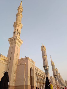 Medine, Suudi Arabistan - 07 Ekim 2022: El-Mescid An-Nabawi veya Peygamber Muhammed Camii meydanında Şemsiye inşaatı insanları gündüzleri güneşten koruyor ve geceleri aydınlık olarak çalışıyor