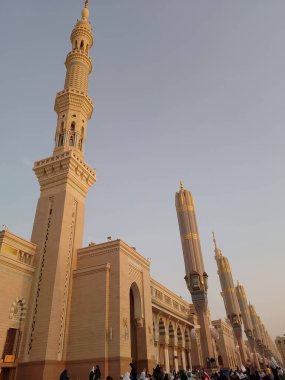 Medine, Suudi Arabistan - 07 Ekim 2022: El-Mescid An-Nabawi veya Peygamber Muhammed Camii meydanında Şemsiye inşaatı insanları gündüzleri güneşten koruyor ve geceleri aydınlık olarak çalışıyor