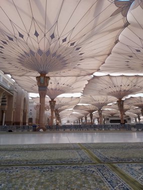 Medine, Suudi Arabistan - 07 Ekim 2022: El-Mescid An-Nabawi veya Peygamber Muhammed Camii meydanında Şemsiye inşaatı insanları gündüzleri güneşten koruyor ve geceleri aydınlık olarak çalışıyor
