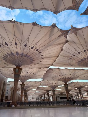 Medine, Suudi Arabistan - 07 Ekim 2022: El-Mescid An-Nabawi veya Peygamber Muhammed Camii meydanında Şemsiye inşaatı insanları gündüzleri güneşten koruyor ve geceleri aydınlık olarak çalışıyor