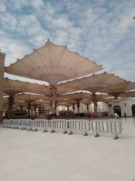 Medina Σαουδική Αραβία Οκτωβρίου 2022 Κατασκευή Ομπρέλας Στην Πλατεία Του — Φωτογραφία Αρχείου