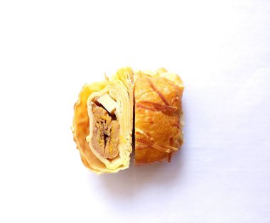 Muz, eritilmiş ya da peynirli muz ve beyaz bir zemin üzerine peynir dilimleri serpiştirilmiş.