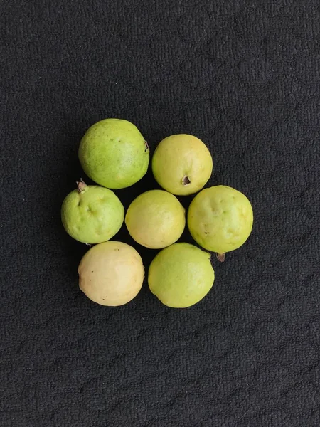 Koyu Arkaplanda Taze Toplanmış Guava Meyvesi — Stok fotoğraf