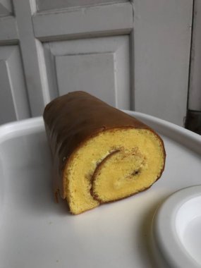 Bolu Gulung (Roll Cake), krem şanti, reçel veya krema ile doldurulmuş bir rulo kek türüdür.