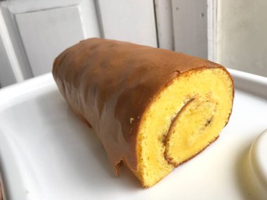 Bolu Gulung (Roll Cake), krem şanti, reçel veya krema ile doldurulmuş bir rulo kek türüdür.
