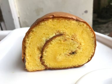 Bolu Gulung (Roll Cake), krem şanti, reçel veya krema ile doldurulmuş bir rulo kek türüdür.