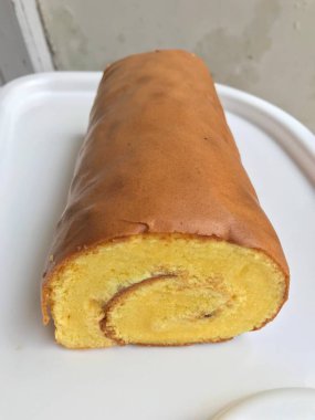 Bolu Gulung (Roll Cake), krem şanti, reçel veya krema ile doldurulmuş bir rulo kek türüdür.