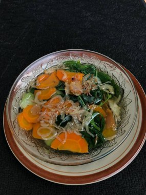 Arka planda sebze çorbası.