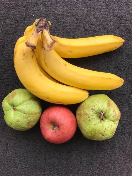 Ramo Plátanos Dos Guayabas Una Manzana Sobre Fondo Oscuro — Foto de Stock