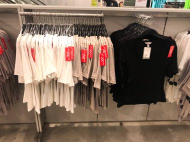 Modern alışveriş merkezlerinde veya alışveriş merkezlerinde satılacak kadın kıyafetlerinin sergilenmesi