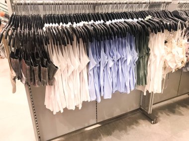 Modern alışveriş merkezlerinde veya alışveriş merkezlerinde satılacak kadın kıyafetlerinin sergilenmesi