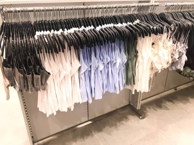 Modern alışveriş merkezlerinde veya alışveriş merkezlerinde satılacak kadın kıyafetlerinin sergilenmesi