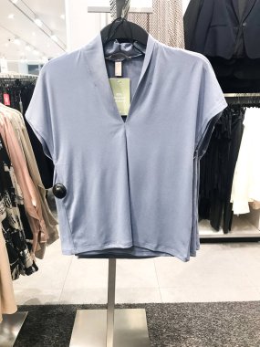 Modern alışveriş merkezlerinde veya alışveriş merkezlerinde satılacak kadın kıyafetlerinin sergilenmesi